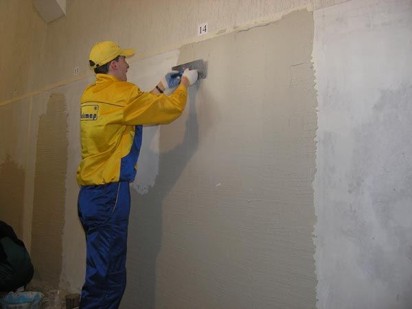 Равномерное распределение смесь по стене Нанесение штукатурки для выравнивания стен