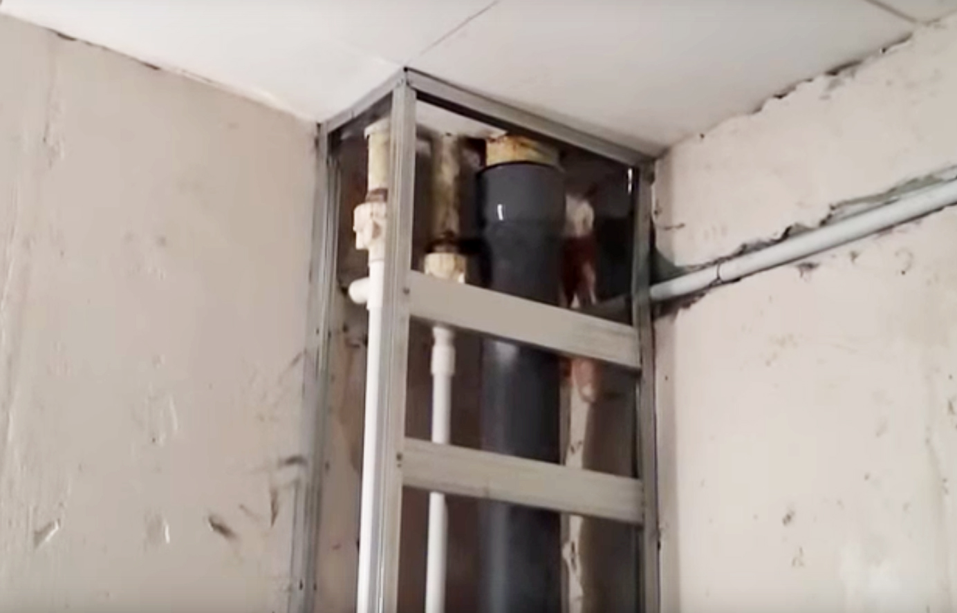 Трубы за металлическим каркасом