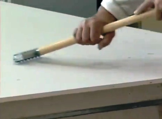 прокатать лист гипсократона игольчатым валиком